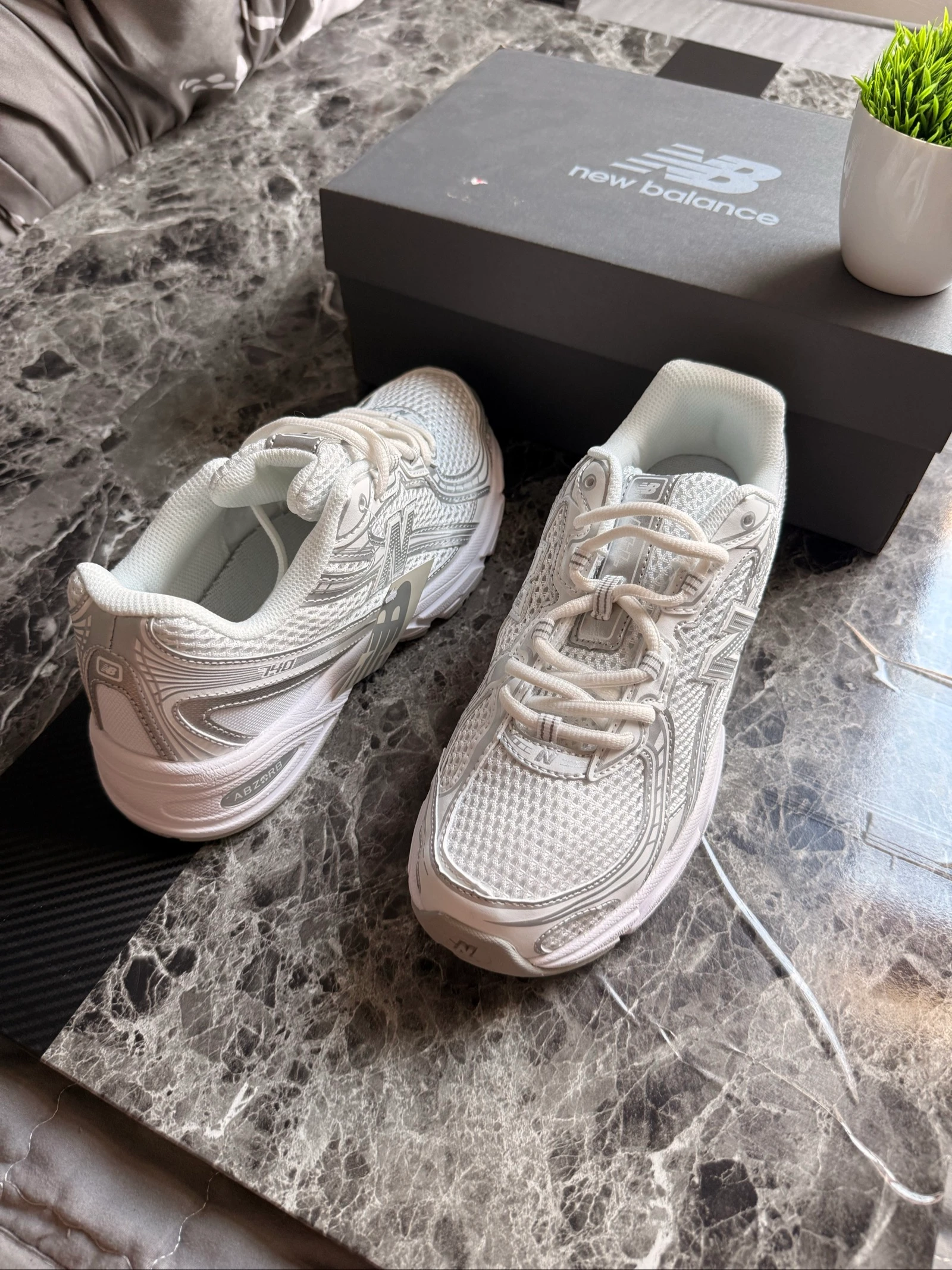 New Balance 740 Blanche/Argent – Taille 41,5 – photo 4